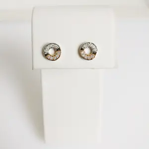 Roze en witte oorbellen kopen? Bied vanaf 550!