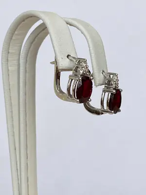 Acheter18 Kt witgouden oorbellen met rode robijnen ca 4,00 crt  en diamanten? Enchérissez de 1400!