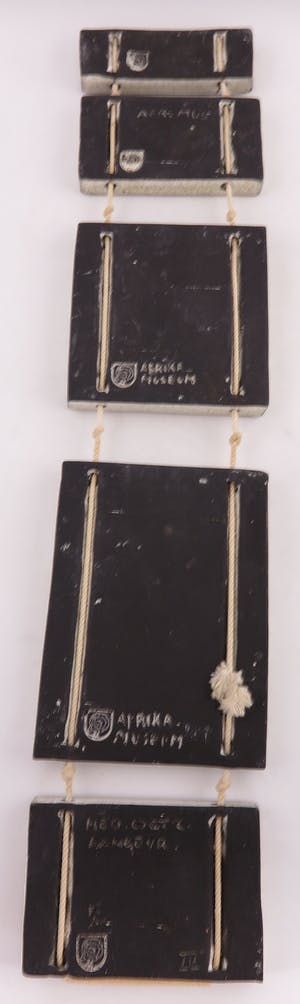 Niet of onleesbaar gesigneerd - Aardewerk, Hanger met 5 tegels van het Afrika Museum kopen? Bied vanaf 10!