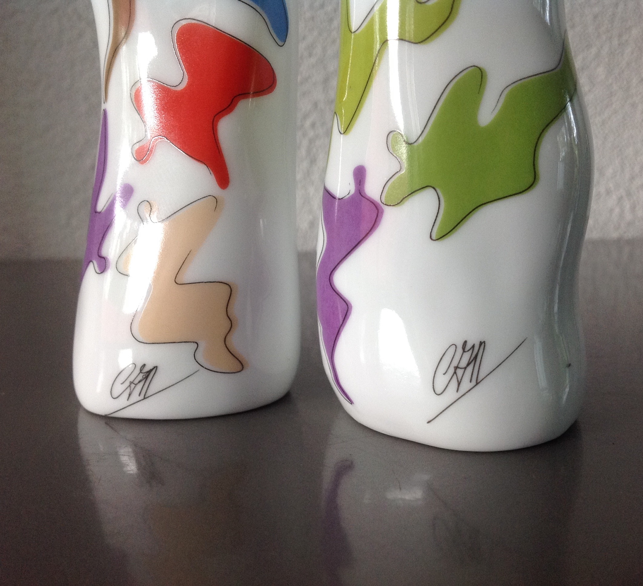 Corry Ammerlaan - Twee kleurige sculpturen van porselein. kopen? Bied vanaf 15!