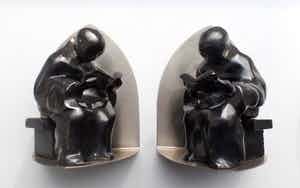 Niet of onleesbaar gesigneerd - Boeksteunen 2 Lezende Monniken Metawa Tiel Holland - Tin/Hout verkocht voor € 10!