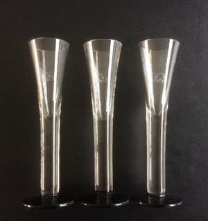 Niet of onleesbaar gesigneerd - Likeurkaraf met drie glazen kopen? Bied vanaf 10!