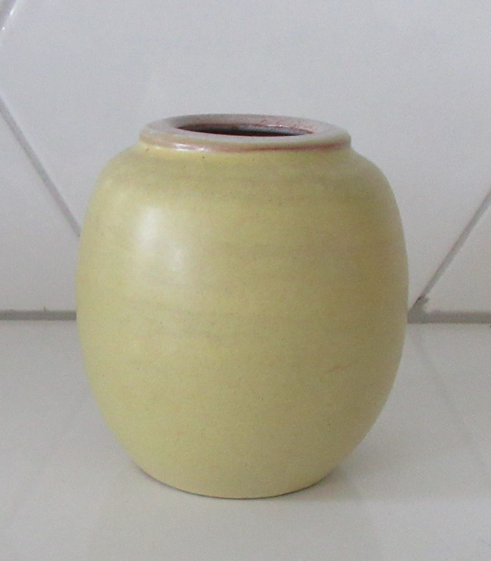 Mobach Keramiek - Zacht geel vaasje verkocht voor € 1!