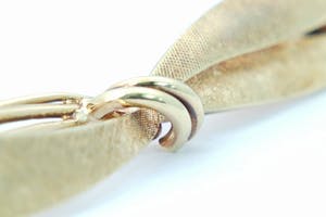 2562- Chique geel-gouden gematteerde Broche / Speld - strikmodel - 14 karaat kopen? Bied vanaf 100!