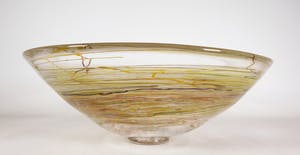 Thea Figee - Vrijgevormde glazen schaal met gekleurde draden kopen? Bied vanaf 150!