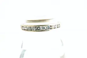 91 - Elegante 9 krt bwgg goud & diamanten (0.40ct) rij- ring kopen? Bied vanaf 170!