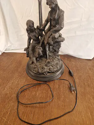 Niet of onleesbaar gesigneerd - Beeld met prachtig bronzen kopelbeeld met lampkoppel kopen? Bied vanaf 1!