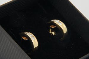 1300- Exclusieve set 18 krt gouden "halve maan" oorstekers - ca. 0.20 ct diamant kopen? Bied vanaf 160!