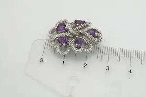 2- Excl. 18Krt witgouden hanger met diamant en paarse hartvormige edelstenen kopen? Bied vanaf 760!