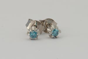 2505- Exclusieve set 18 krt witgouden oorstekers - ca. 0.15 ct BLAUW diamant kopen? Bied vanaf 110!