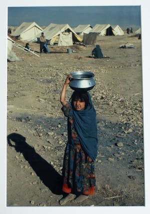 Jan Banning - Grote ingelijste foto , “Voorbereidingen voor een operatie, Cambodja” kopen? Bied vanaf 75!