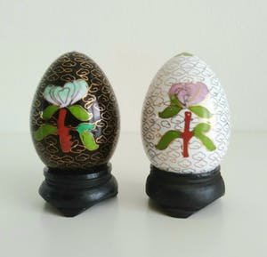 Niet of onleesbaar gesigneerd - verfijnde cloisonné eieren op standaard en een bel kopen? Bied vanaf 1!