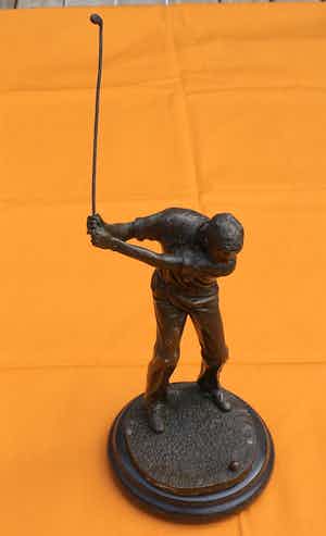 Niet of onleesbaar gesigneerd - Bronzen beeld: golfspeler in full swing!! verkocht voor € 10!