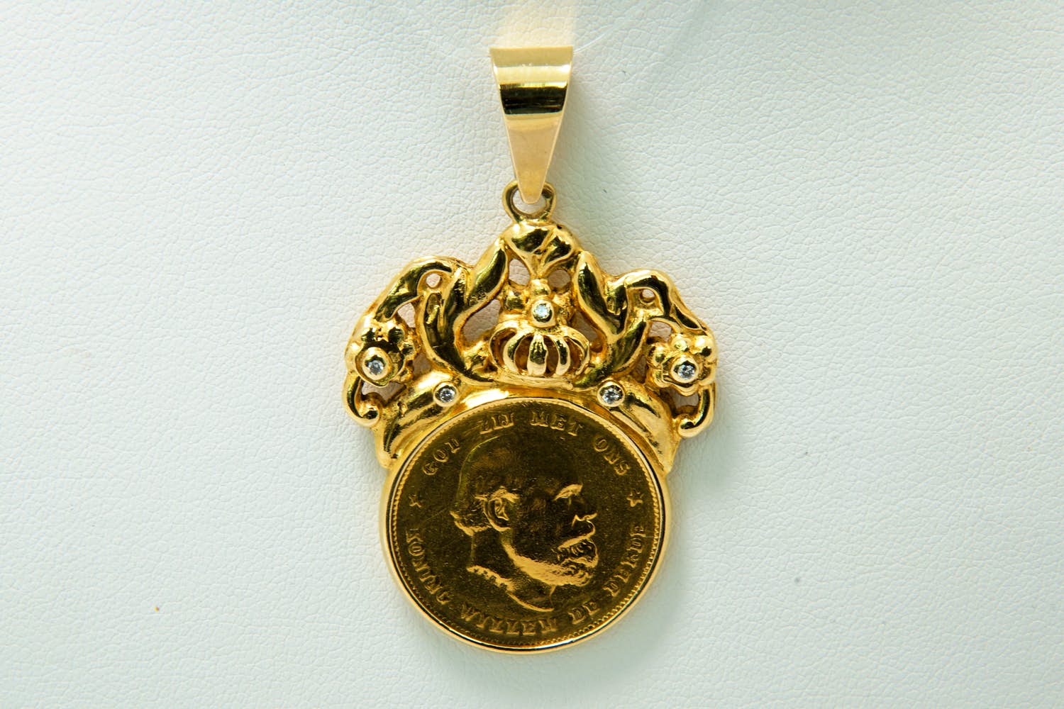 94 - 18Krt gouden montuur met diamant en Koning Willem 3 munt (1876) kopen? Bied vanaf 740!