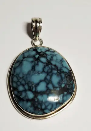 In nieuwstaat Een sierlijk bewerkte hanger Zilver met Natuurlijke Turkoois kopen? Bied vanaf 75!