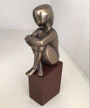 Janneke Ros - Beeld “ IN GEDACHTEN “. Gesigneerd kopen? Bied vanaf 65!