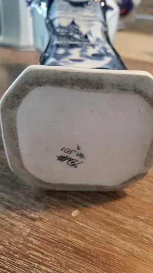 N.V. Porselein- en Tegelfabriek Mosa - Kaststel 3 vazen Delft 501 kopen? Bied vanaf 150!