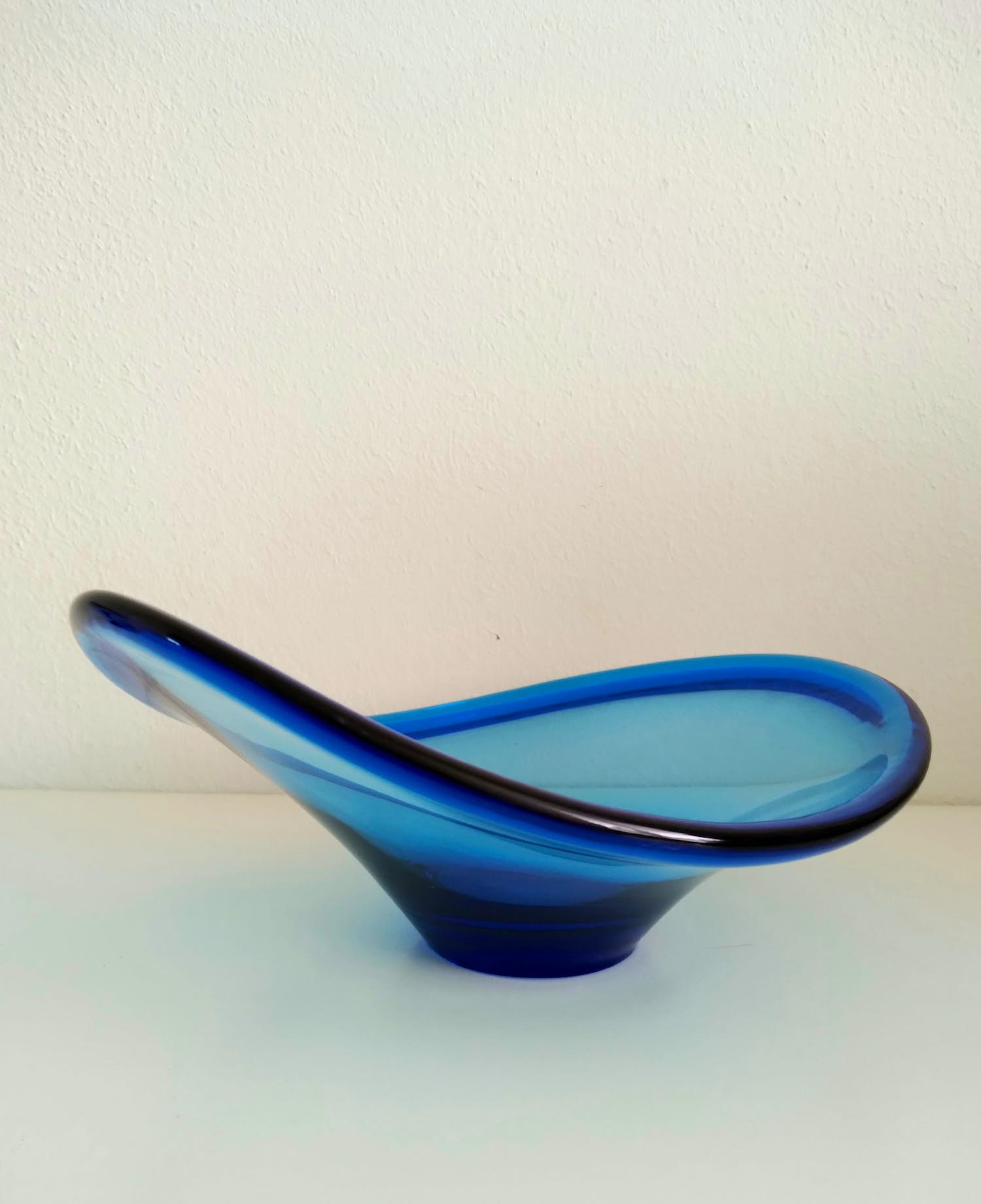 Per Lutken - (1916-1998), asymmetrische glazen schaal, prachtige blauwe kleur verkocht voor € 59!