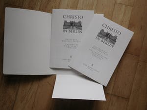 Christo - Rijksdag zeefdruk, stof en ingepakt pakketje - Gesigneerd - Ingelijst kopen? Bied vanaf 175!