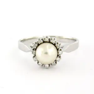 Buy 14k wit gouden ring bezet met parel en single cut geslepen diamanten tot. 0.05ct? Bid from 310!