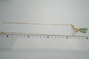 35 - Fijn en sierlijk opengewerkt 14Krt gouden halssieraad met diamant en jade kopen? Bied vanaf 305!