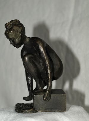 Niet of onleesbaar gesigneerd - Bronzen beeldje , “Meisje aan het water“ kopen? Bied vanaf 1!