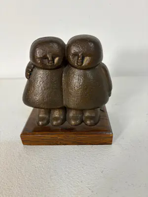 Sarka Radova - Bronzen sculptuur jongen en meisje kopen? Bied vanaf 200!