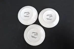Corneille - Kunstbord met drie schaaltjes - op achterzijde gesigneerd kopen? Bied vanaf 1!