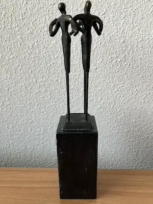 Corry Ammerlaan - Prachtig beeldje " Schouder aan schouder " kopen? Bied vanaf 25!