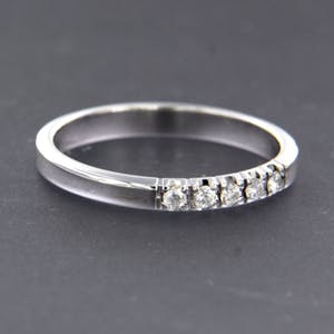 18K Goud - witgouden ring bezet met briljant geslepen diamant kopen? Bied vanaf 340!
