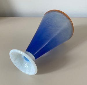 Niet of onleesbaar gesigneerd - Jema Boda Glasbruk - twee gekleurde vaasjes - A. Gray kopen? Bied vanaf 1!