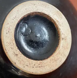 Niet of onleesbaar gesigneerd - Kunstkeramisch zwart bol of schoorsteenvaasje kopen? Bied vanaf 1!