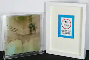 Banksy - Fraaie set Record Danger Mouse in showcase + Sticker AMERICANS WORKING OVERHEAD verkauft für € 390!