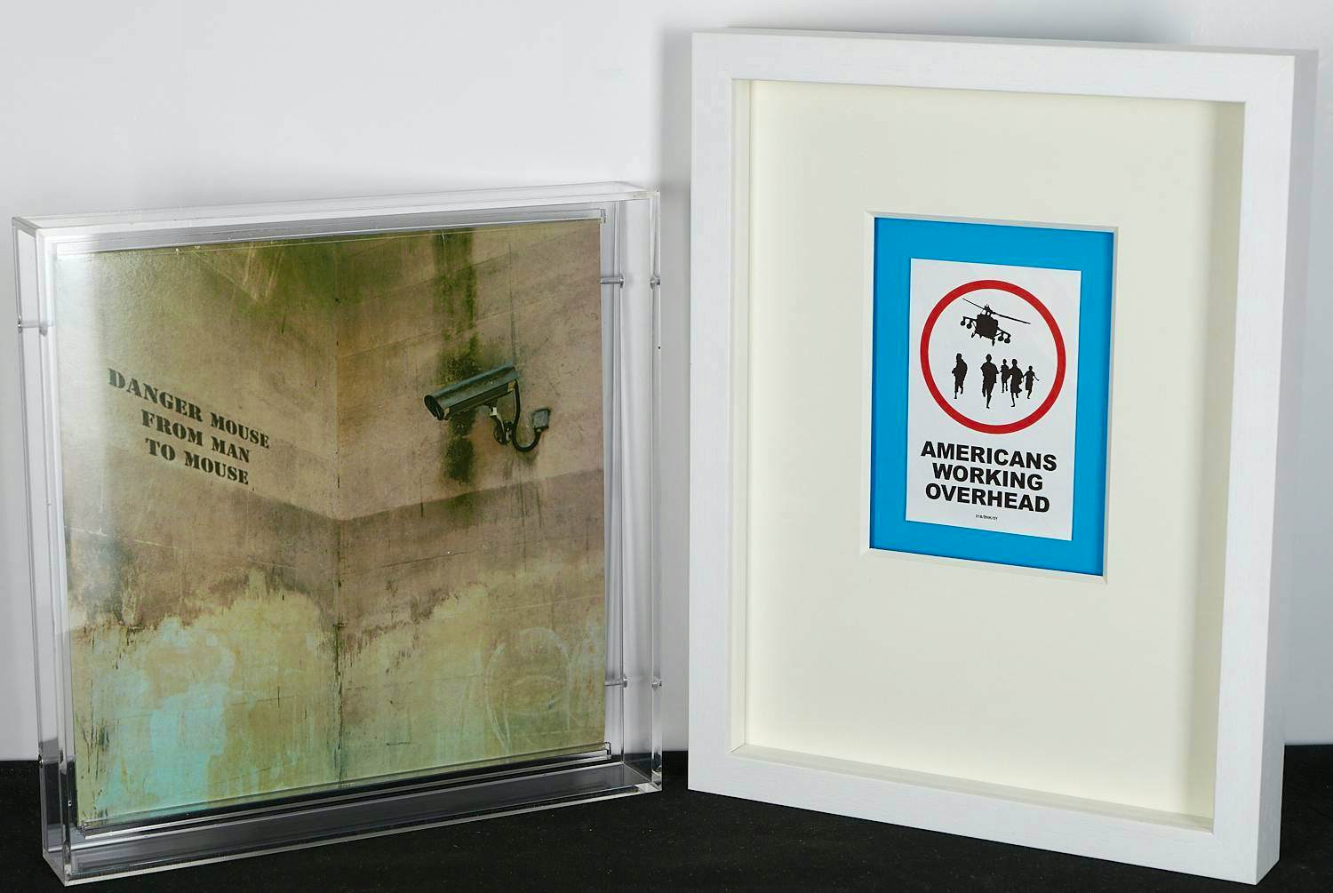 Banksy - Fraaie set Record Danger Mouse in showcase + Sticker AMERICANS WORKING OVERHEAD verkocht voor € 390!