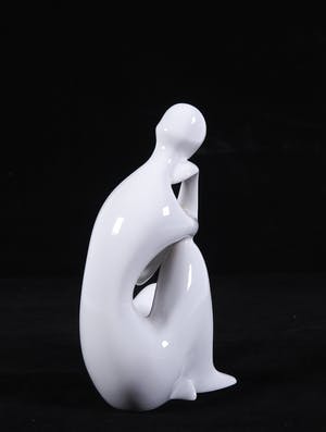 Royal Dux - Lot van twee porseleinen zittende vrouw-figuren kopen? Bied vanaf 50!