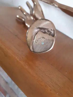Yves Lohe - Bronzen sculptuur hand met veer kopen? Bied vanaf 150!