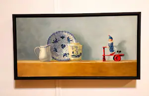 Marian van der Sanden - Stilleven met porselein en antiek opdraai poppetje kopen? Bied vanaf 325!