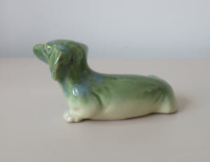 Niet of onleesbaar gesigneerd - Twee keramische teckels kopen? Bied vanaf 1!