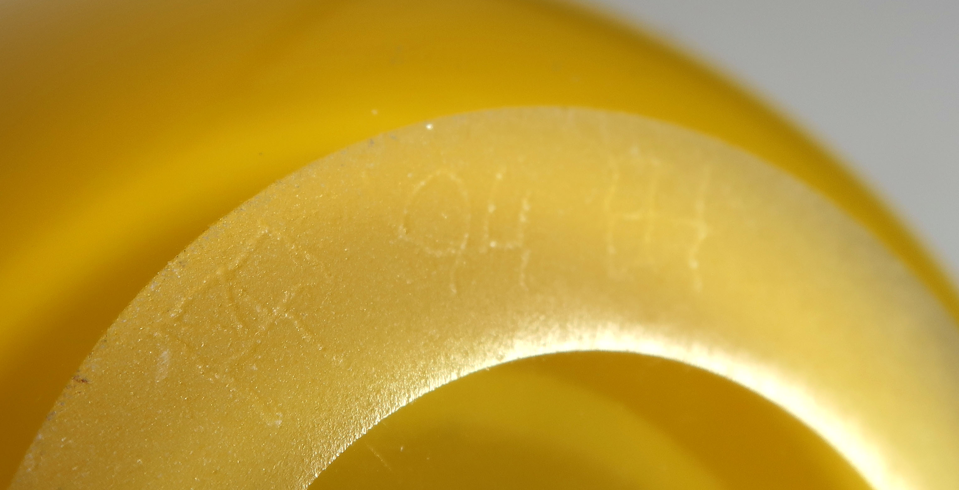 Niet of onleesbaar gesigneerd - Glas, Paars met gele vaas kopen? Bied vanaf 1!