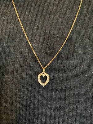 18kt gouden  parel  hart hanger, 1,64 gr.  Ketting wordt niet mee verkocht. kopen? Bied vanaf 50!