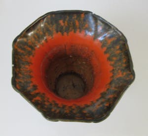 Arnhemsche Fayencefabriek - Twee oranje zwarte art deco vazen - Klaas Vet kaufen? Bieten Sie von 10!
