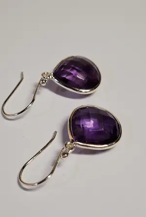 nieuzilveren oorbellen, elk met  aan beide zijden gefacetteerde paarse amethist kopen? Bied vanaf 40!