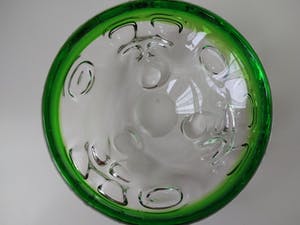 Josef Hospodka - zware glazen kom met groene rand kopen? Bied vanaf 50!