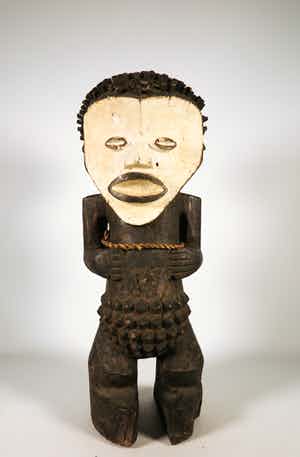 Mambila - Houten voorouderbeeld met wit geschilderd gezicht verkocht voor € 1!