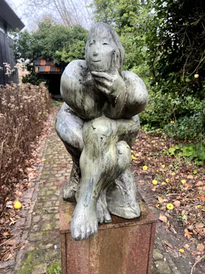 Bart van Hoek - prachtig en vrolijk beeld van zittende vrouw kopen? Bied vanaf 300!