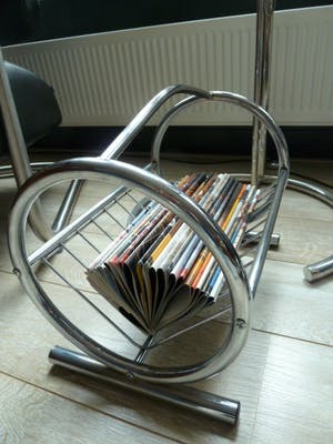 Niet of onleesbaar gesigneerd - Vintage kranten/tijdschriften houder (rvs/chroom) kopen? Bied vanaf 1!