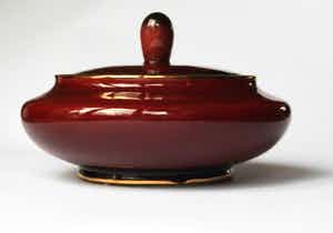 Niet of onleesbaar gesigneerd - aardewerk schaal met deksel - gemerkt 205 Germany verkocht voor € 1!