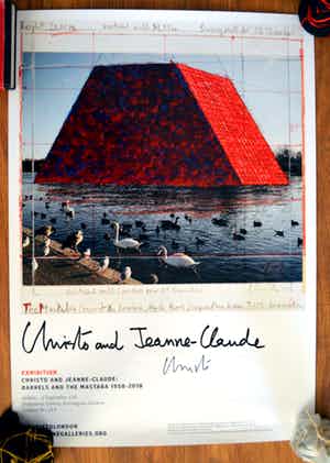 Christo - Mastaba Londen 2019 offset handgesigneerd 84 x 59,5 cm verkocht voor € 175!