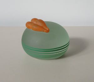 Glasstudio Borowski - Grote groene gesatineerde presse papier met oranje gesatineerde mond kopen? Bied vanaf 30!