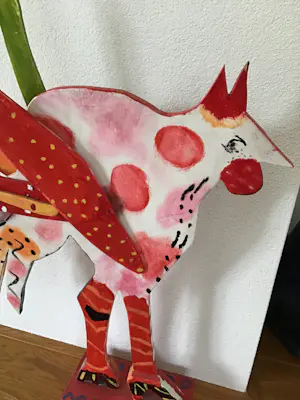 Niet of onleesbaar gesigneerd - Houten kleurrijk sculptuur van vogel kopen? Bied vanaf 1!